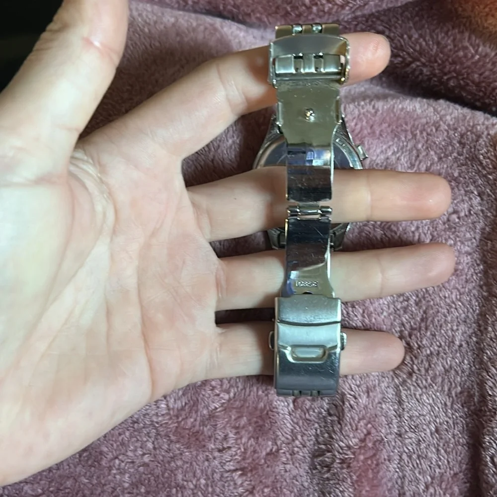 Michael Kors watch, in great construction, needs new batteries. - Picture 10 of 14